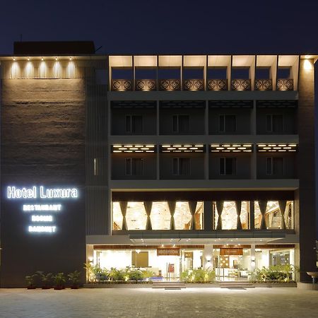 Hotel Luxura Godhra Zewnętrze zdjęcie