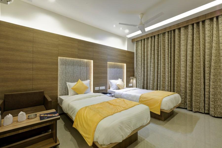 Hotel Luxura Godhra Zewnętrze zdjęcie