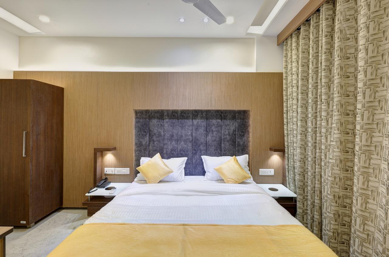 Hotel Luxura Godhra Zewnętrze zdjęcie