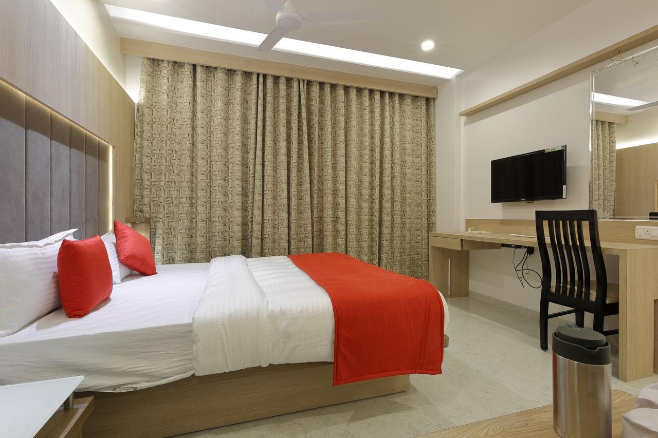 Hotel Luxura Godhra Zewnętrze zdjęcie