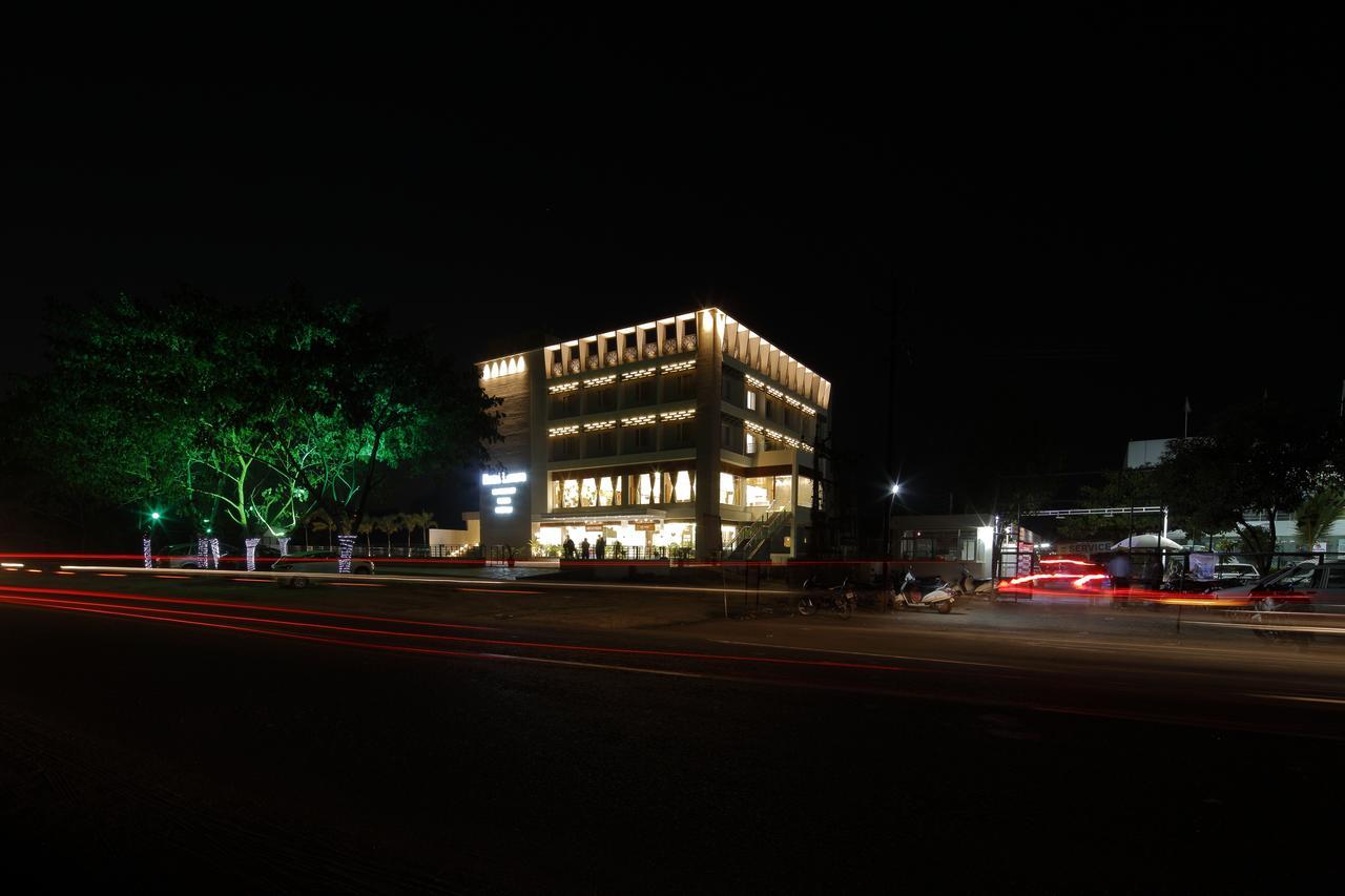 Hotel Luxura Godhra Zewnętrze zdjęcie