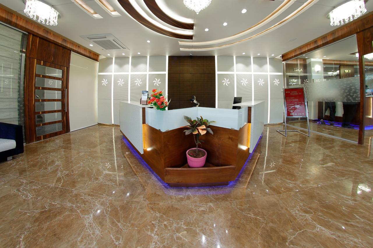 Hotel Luxura Godhra Zewnętrze zdjęcie