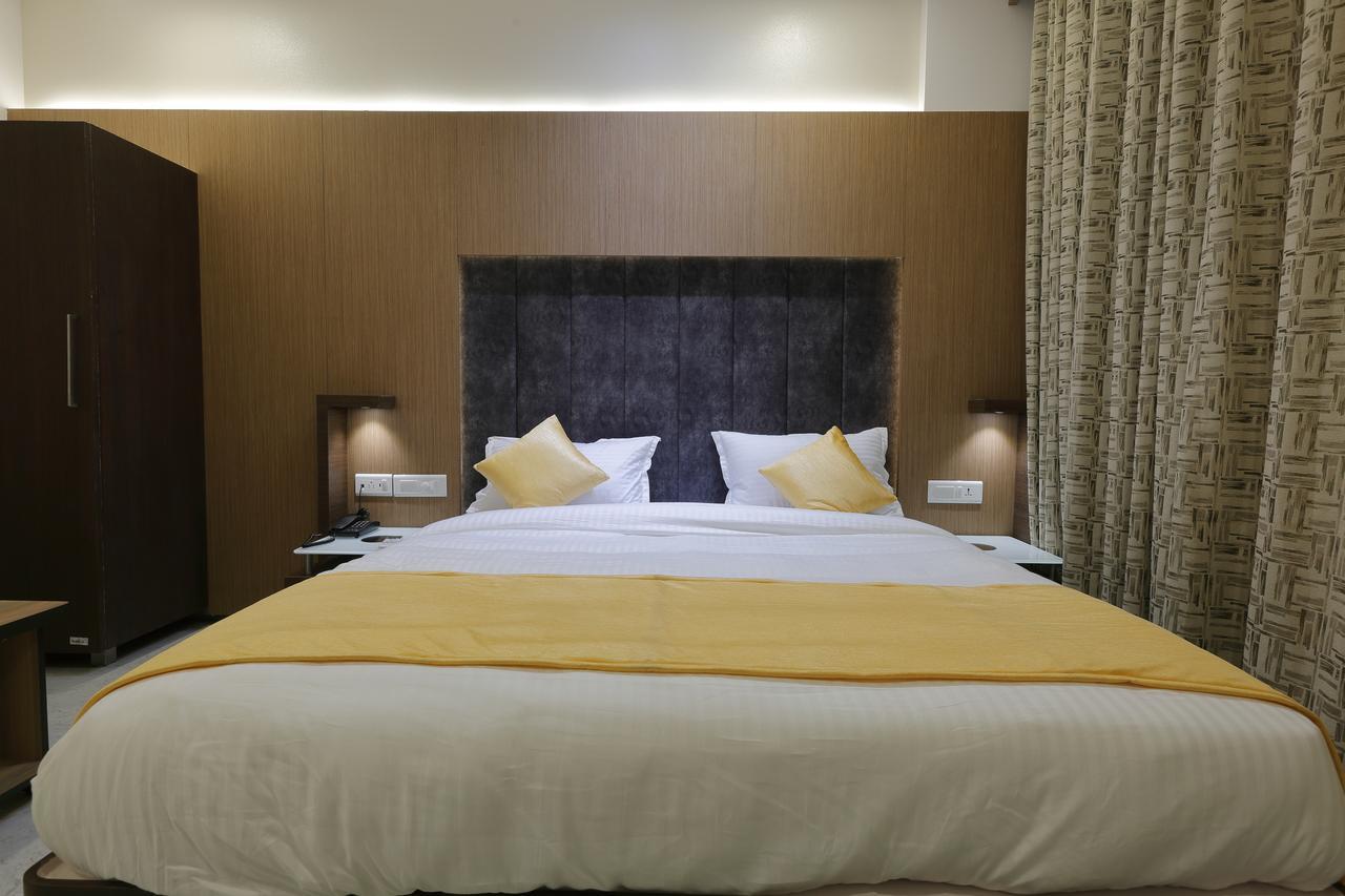 Hotel Luxura Godhra Zewnętrze zdjęcie