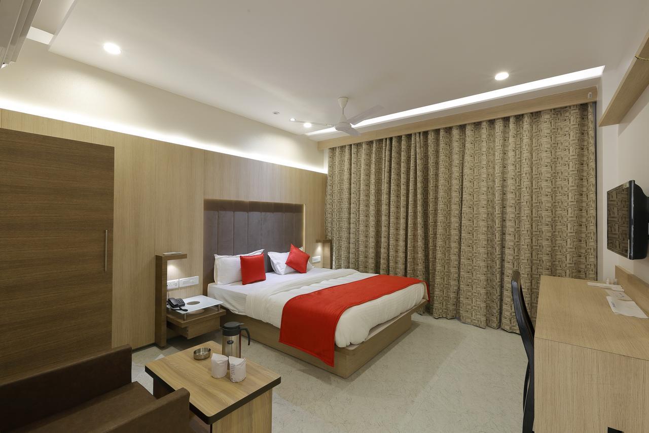 Hotel Luxura Godhra Zewnętrze zdjęcie