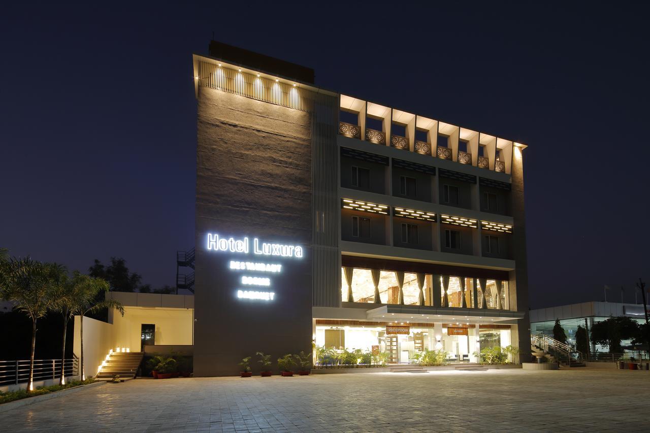 Hotel Luxura Godhra Zewnętrze zdjęcie
