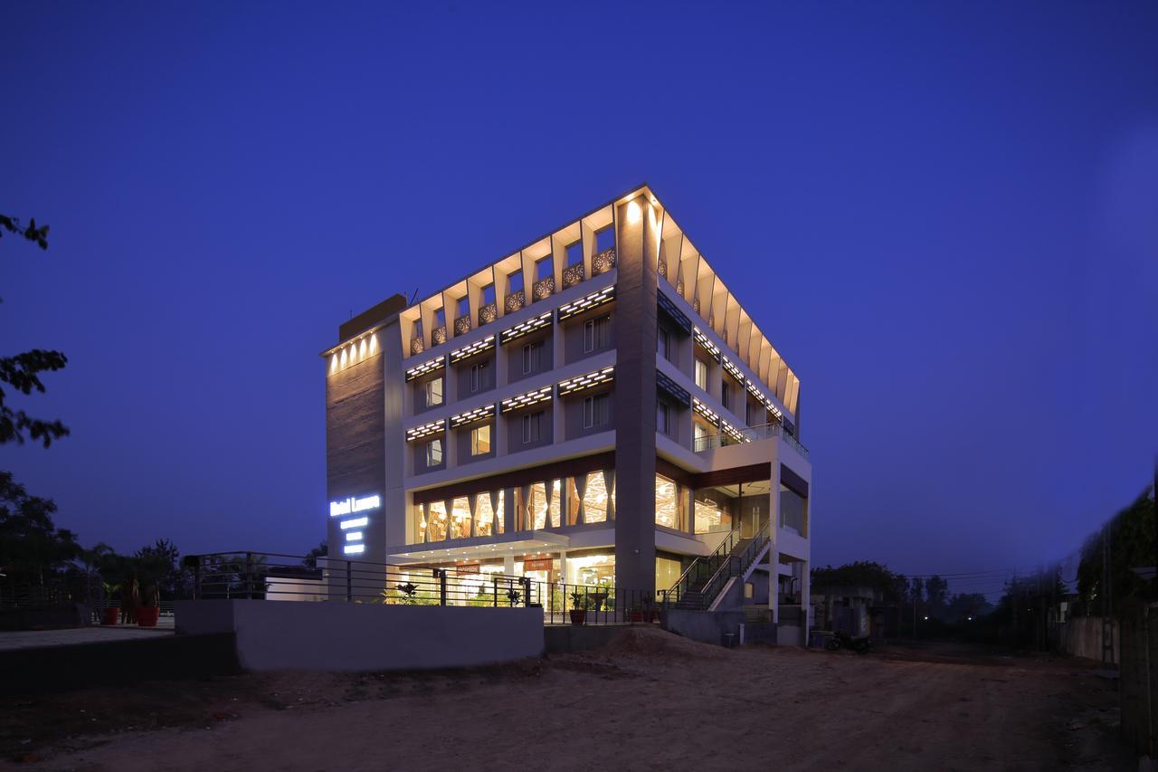 Hotel Luxura Godhra Zewnętrze zdjęcie